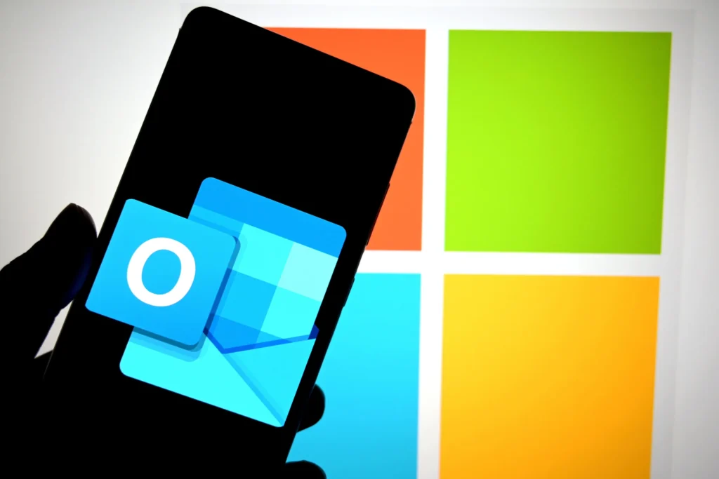 Microsoft Outlook error message during global outage showing "Something went wrong" notification.